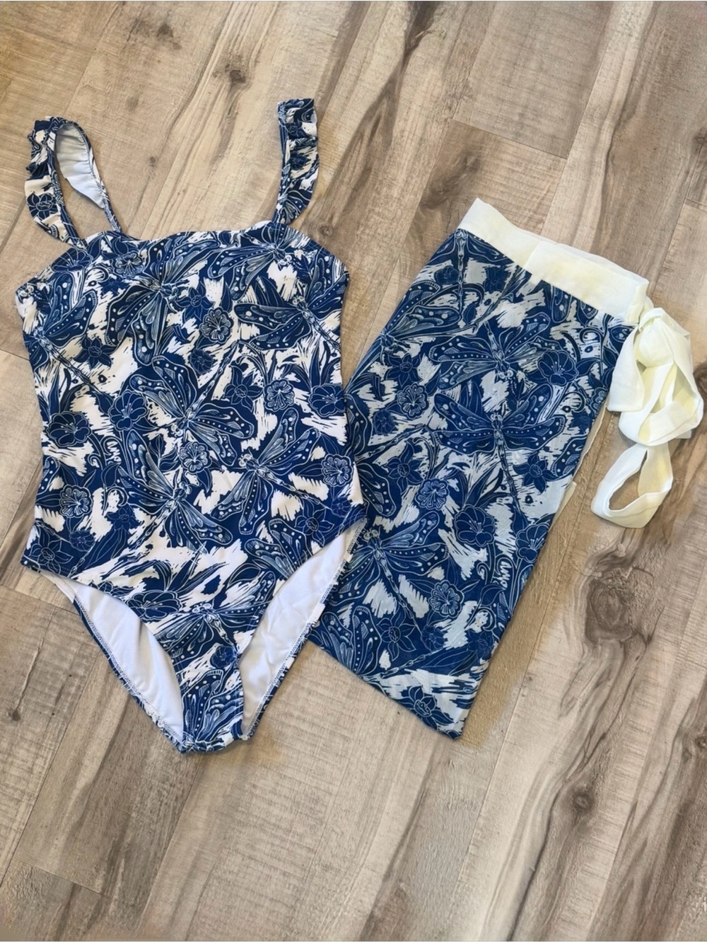 Women’s Square Neck Ruffled One Piece Swimsuit & Cove Up - Picture 4 of 5